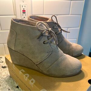 TOMS Desert Wedge Boot - Taupe Suede - 8.5